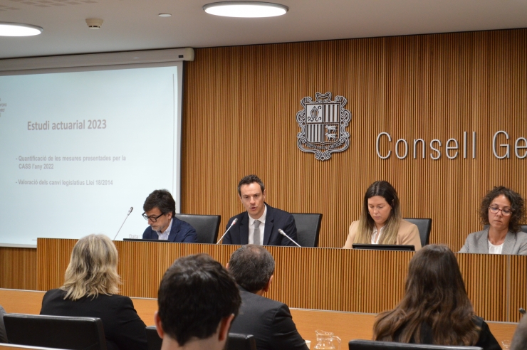 Els presidents de la comissió gestora del fons de reserva de jubilació,  Jordi Cinca, i el del consell d'administració de la CASS, Marc Galabert, durant la compareixança al davant la comissió legislativa de  seguiment i sostenibilitat de les pensions, aquest dimecres.