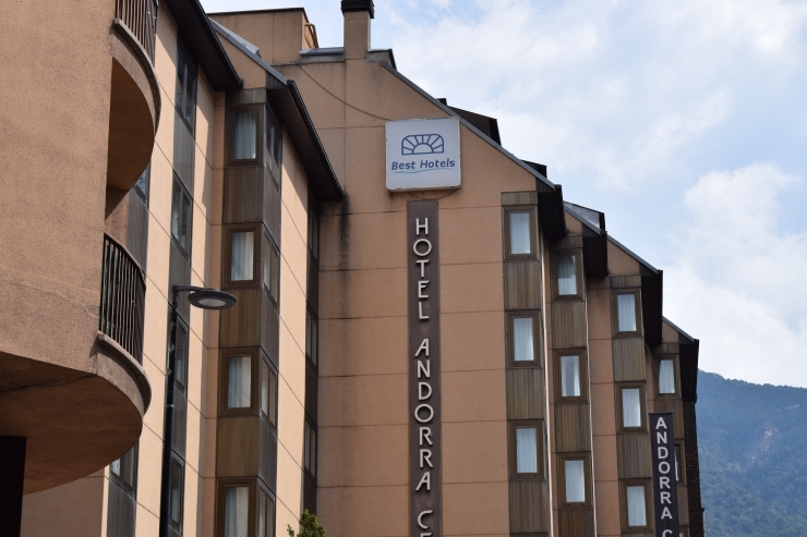 La façana d'un establiment hoteler.