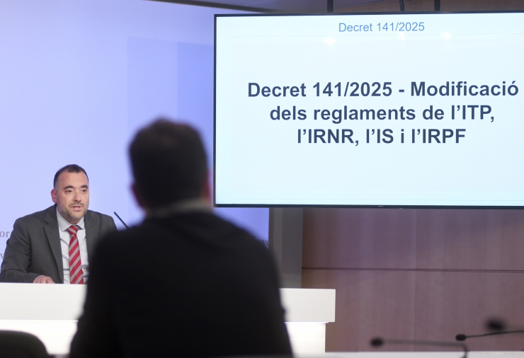 El director del departament de Tributs i Fronteres, Carles Ferreira, explica els canvis en els reglaments d'impostos en la roda de premsa posterior al consell de ministres.