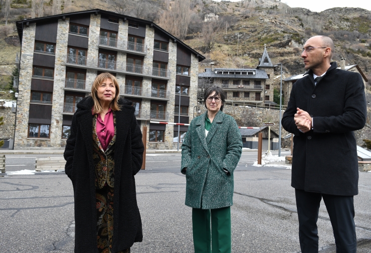 D'esquerra a dreta, la ministra de Presidència, Economia, Treball i Habitatge, Conxita Marsol; la directora de l'Institut Nacional de l'Habitatge, Marta Alberch i el secretari d'Estat d'Economia, Treball i Habitatge, Jordi Puy, davant l'edifici d'habitatges a preu assequible de Canillo.