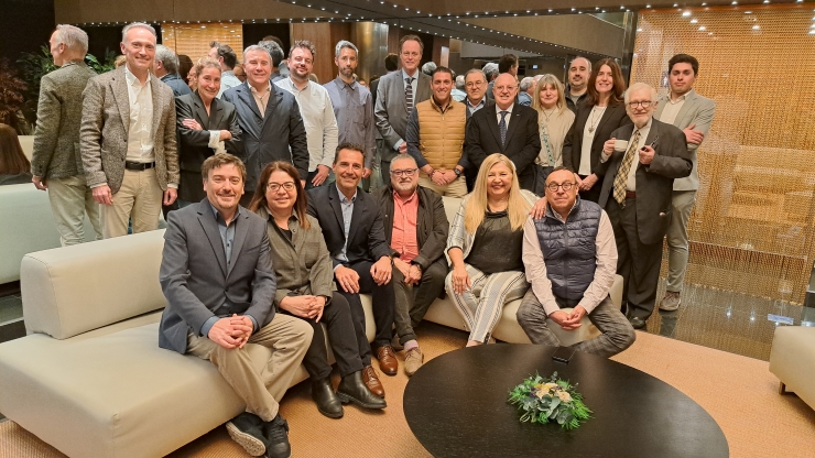 Membres de l’Skal Club d’Andorra amb el president del Comitè Olímpic Andorrà, Xavier Espot Miró, i presidenta del Comitè Organitzador dels Jocs dels Petits Estats d’Europa Andorra 2025, Anna Garcia Ricart.