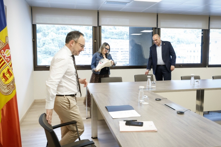 La reunió que el cap de Govern, Xavier Espot, va mantenir dimarts amb la vicepresidenta de l’AGIA, Sandra Cano, i el secretari del col·legi, Jordi Ribó.