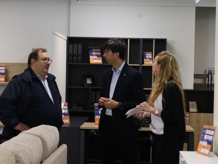 El cònsol major d'Andorra la Vella, Sergi González i la delegada de desenvolupament i assessorament comercial i empresarial del comú d'Andorra la Vella, Susagna Venable, parlen amb un resposanble d'un dels establiments participants.