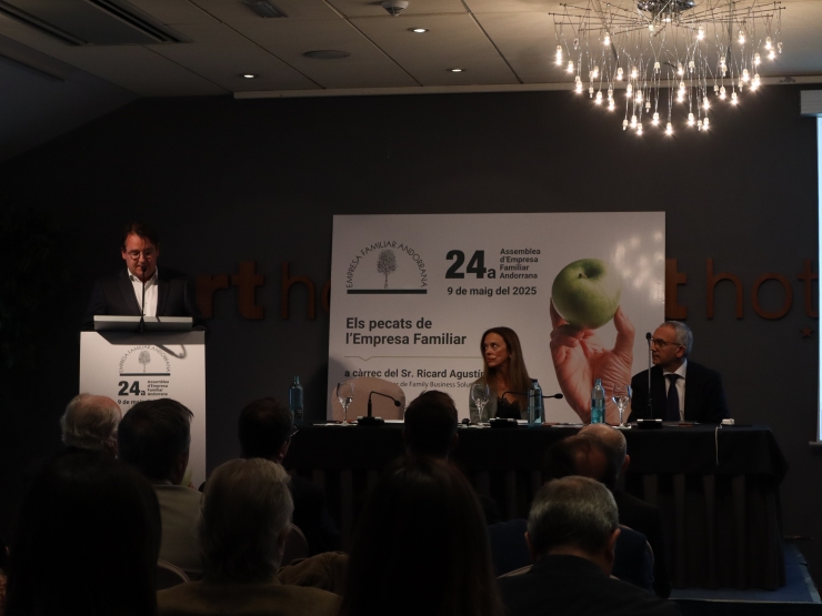 Un moment de la xerrada que han ofert el fundador i director de Family Business Solutions, Ricard Agustín i l'advocada Sara Rovira després de l'assemblea de l'EFA.