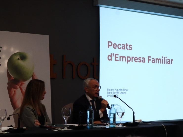 Un moment de la xerrada que han ofert el fundador i director de Family  Business Solutions, Ricard Agustín i l'advocada Sara Rovira després de  l'assemblea de l'EFA.
