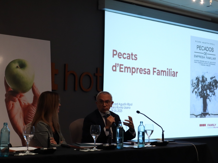 Un moment de la xerrada que han ofert el fundador i director de Family  Business Solutions, Ricard Agustín i l'advocada Sara Rovira després de  l'assemblea de l'EFA.