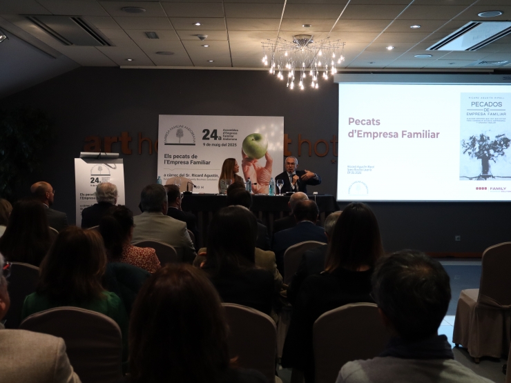 Un moment de la xerrada que han ofert el fundador i director de Family  Business Solutions, Ricard Agustín i l'advocada Sara Rovira després de  l'assemblea de l'EFA.