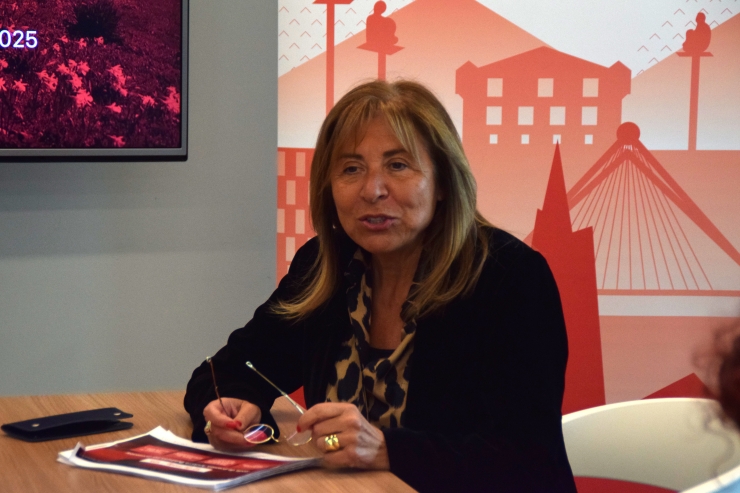 La ministra de Presidència, Economia, Treball i Habitatge, i presidenta Andorra Business, Conxita Marsol, explicant el programa.