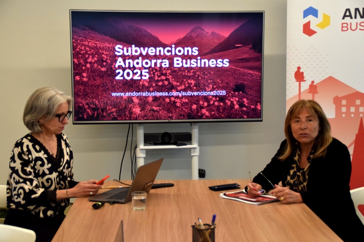 La D¡directora Andorra Business, Judit Hidalgo, i la ministra de Presidència, Economia, Treball i Habitatge, i presidenta Andorra Business, Conxita Marsol, explicant la nova convocatòria de subvencions.