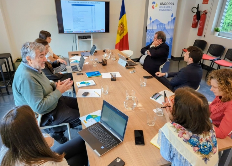 La trobada que ha tingut lloc entre els membres d'AR+I i el secretari general del Programa Iberoamericà de Ciència i Tecnologia per al Desenvolupament (Cyted).