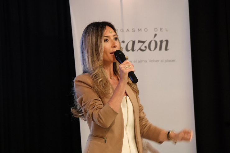 L'organitzadora d'Alma Experience, Cristina López, durant l'esdeveniment.