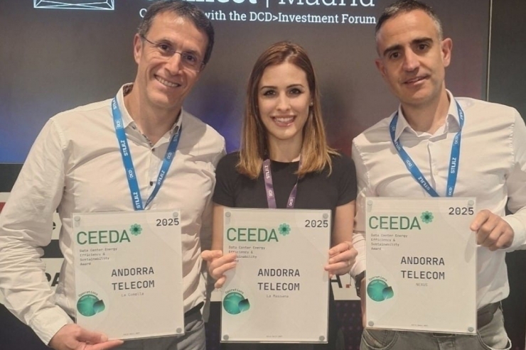 Representants d'Andorra Telecom rebent el certificat.