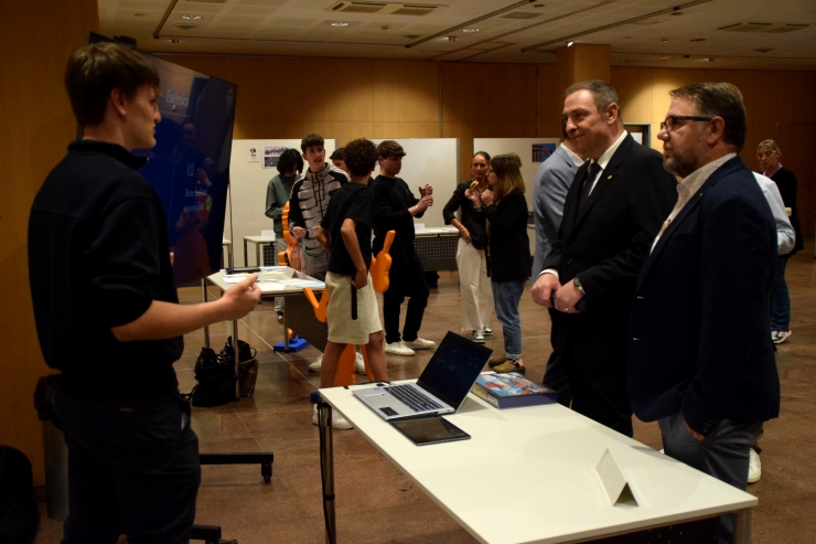 El secretari d’Estat d’Educació i Universitats, Josep Anton Bardina, atenent una de les presentacions d'un dels projectes.