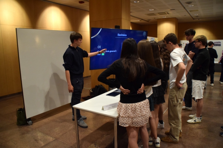 Un alumne presentant al seu projecte a altres estudiants.