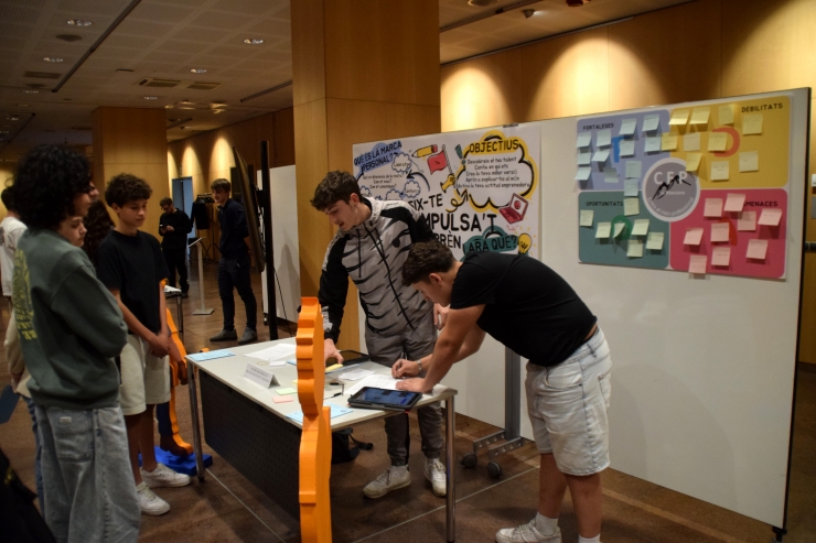 Uns estudiants presentant el seu projecte.