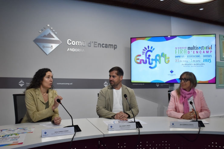 D'esquerra a dreta, la directora de Turisme i Reactivació Econòmica d'Encamp, Anna Canals; el conseller de Finances, Esports i Reactivació Econòmica, Nino Marot i la tècnica de Reactivació Econòmica, Mar Querencia, en la roda de premsa de presentació de l'Enfira't.