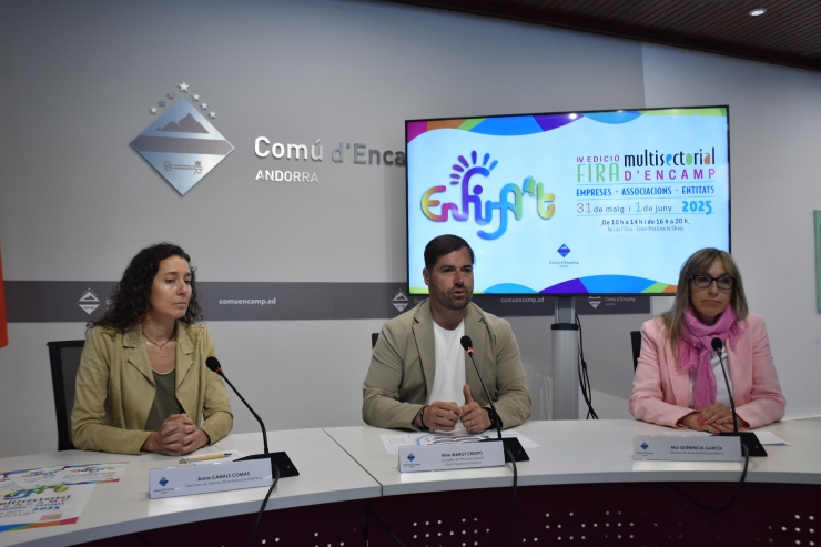D'esquerra a dreta, la directora de Turisme i Reactivació Econòmica  d'Encamp, Anna Canals; el conseller de Finances, Esports i Reactivació  Econòmica, Nino Marot i la tècnica de Reactivació Econòmica, Mar  Querencia, en la roda de premsa de presentació de l'Enfira't.