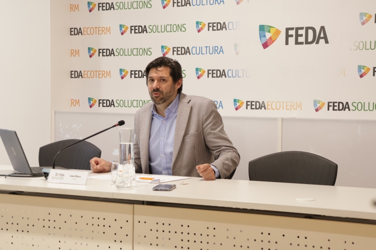 El gerent de FEDA Solucions, Ivan Mora, explicant els detalls de la nova app 'Mou-te amb l’elèctric'.