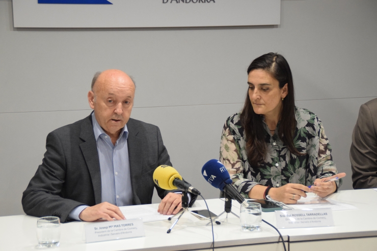 El president de la Cambra de Comerç, Indústria i Serveis d'Andorra, Josep Maria Mas, i la directora de la Cambra de Comerç, Indústria i Serveis d'Andorra, Sol Rossell, en roda de premsa.