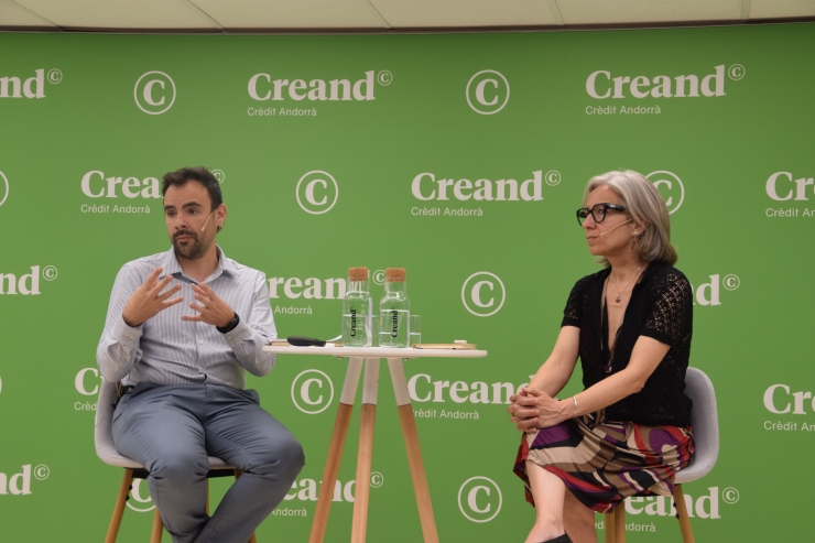 El director d'Innovació i Transformació Digital de Creand Crèdit Andorrà, Santiago de Larrea, i la directora d'Andorra Business, Judit Hidalgo,en la presentació del programa Enlaira.