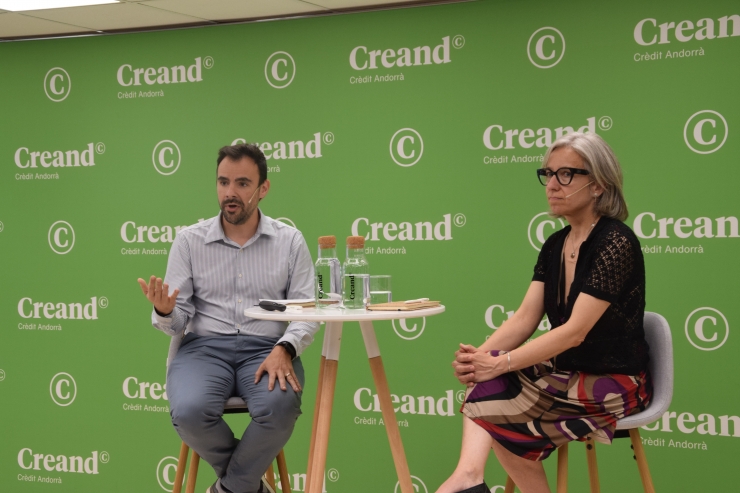 El director d'Innovació i Transformació Digital de Creand Crèdit Andorrà, Santiago de Larrea, i la directora d'Andorra Business, Judit Hidalgo, en la presentació del programa per a accelerar empreses emergents que posen en marxa les dues entitats.