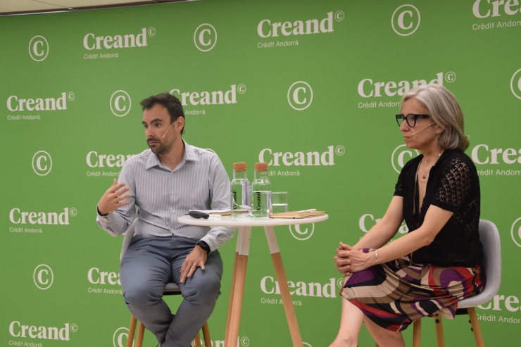 El director d'Innovació i Transformació Digital de Creand Crèdit  Andorrà, Santiago de Larrea, i la directora d'Andorra Business, Judit  Hidalgo, en la roda de premsa de presentació del programa per a accelerar empreses  emergents.
 