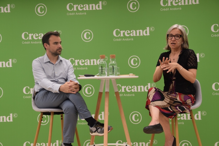 El director d'Innovació i Transformació Digital de Creand Crèdit  Andorrà, Santiago de Larrea, i la directora d'Andorra Business, Judit  Hidalgo, en la presentació del programa Enlaira.
 
