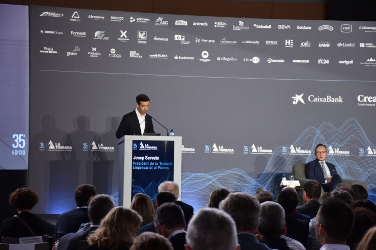 El president de la Trobada Empresarial al Pirineu, Josep Serveto, i  el cap de Govern, Xavier Espot, durant la cloenda de la 35a edició.
 