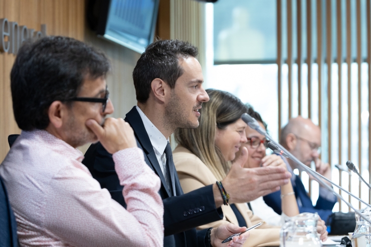 El president del consell d’administració de la CASS, Marc Galabert, i del president de la comissió gestora del FRJ, Jordi Cinca, durant la compareixença d'aquest dimecres al Consell General.
