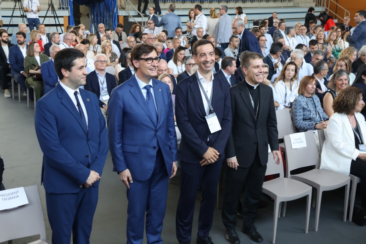 L'alcalde de la Seu d'Urgell, Josep Barrera, el president de la Generalitat de Catalunya, Salvador Illa, el president de la Trobada Empresarial al Pirineu, Josep Serveto, i l'arquebisbe d'Urgell i copríncep d'Andorra, Josep-Lluís Serrano Pentinat.