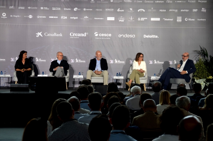 La cofundadora de Intersa Labs, Esther Saiz; el propietari de Galeria Mayora, Manel Mayoral; el CEO de MyChef & Distform, Josep Ramon Subirà; i la directora general de Cadí, Anna Puigcercós; han estat els participants de la taula rodona'Experiències empresarials en clau lleidatana'.
