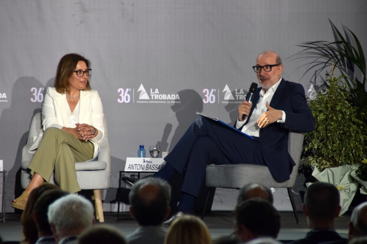 La directora general de Cadí, Anna Puigcercós, amb el moderador de la taula rodona i periodista, Antoni Bassas, durant la taula rodona 'Experiències empresarials en clau lleidatana'.