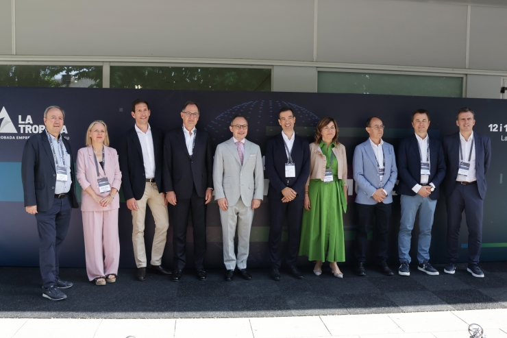 Foto de família abans de l'inici de la segona jornada de la Trobada Empresarial.