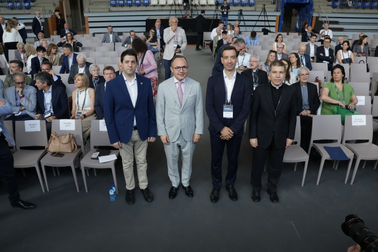 D'esquerra a dreta: l'alcalde de la Seu d'Urgell, Joan Barrera; el cap de Govern, Xavier Espot; el president de la Trobada, Josep Serveto; i el copríncep episcopal, Josep-Lluís Serrano, a l'inici de la segona jornada de la Trobada Empresarial.
