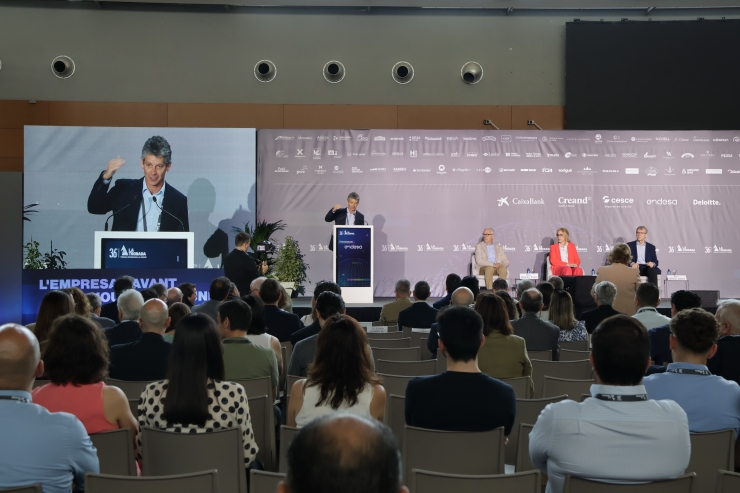 Un moment de la taula rodona que portava per títol 'L’empresa davant del nou ordre mundial', amb la rectora de la UOC Àngels Fitó i l'economista Miquel Puig.