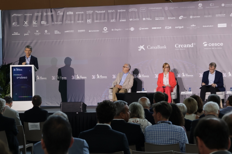 Un moment de la taula rodona que portava per títol 'L’empresa davant del  nou ordre mundial', amb la rectora de la UOC Àngels Fitó i l'economista  Miquel Puig.