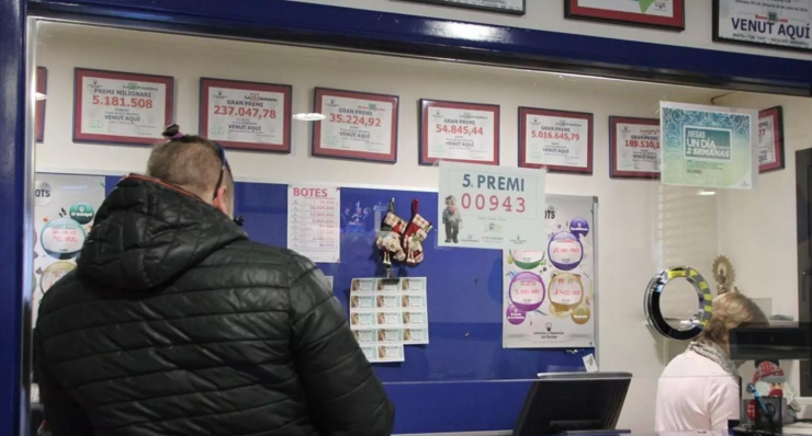 Una persona comprant loteria.