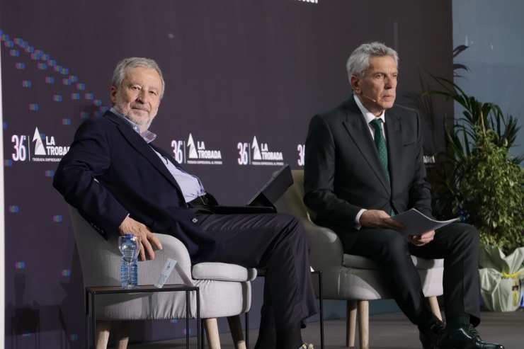 Un moment de l'entrevista al president de Caixabank, Tomás Muniesa, en el marc de la Trobada Empresarial al Pirineu.
