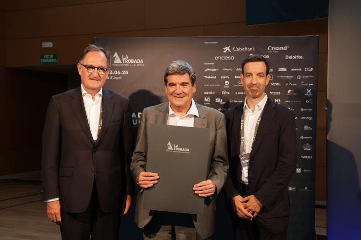 El CEO de Creand, Xavier Cornella; el Governador del Banc d'Espanya, José Luís Escrivá, i el president de la Trobada Empresarial al Pirineu, Josep Serveto.
