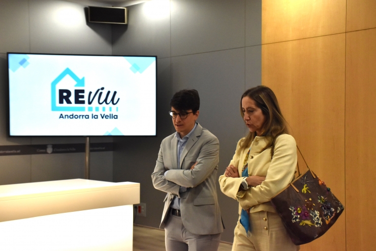 El conseller de Transformació Digital i Sostenibilitat, i d’Habitatge d'Andorra la Vella, Marc Torrent, la directora d’ESG de MoraBanc, Mireia Maestre, moments després de la presentació de les novetats del programa Reviu.