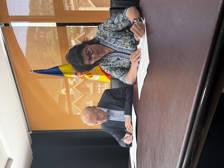 El president de la Cambra, Josep Maria Mas, i la cònsol major de la Massana, Eva Sansa, durant la signatura de l'acord.