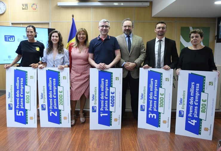 Les autoritats amb els guanyadors dels premis a l'emprenedoria.