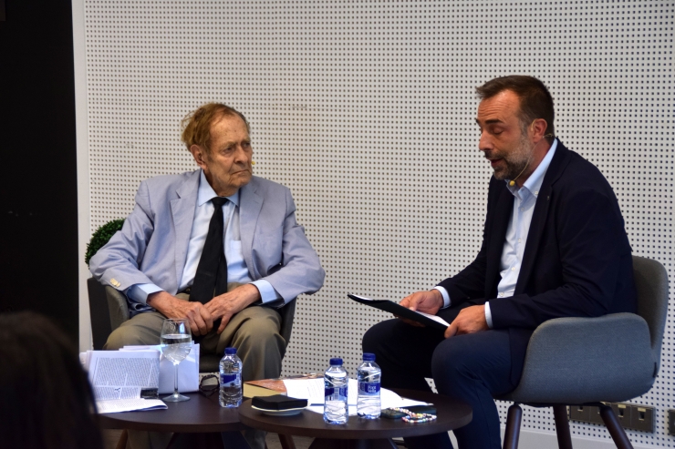 L'economista, historiador i polític espanyol, Ramon Tamames, amb el president de l'Empresa Familiar Andorrana, Daniel Armengol, durant el col·loqui.