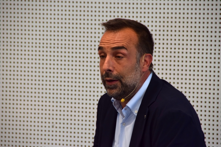 El president de l'Empresa Familiar Andorrana, Daniel Armengol, fent la presentació de la conferència.