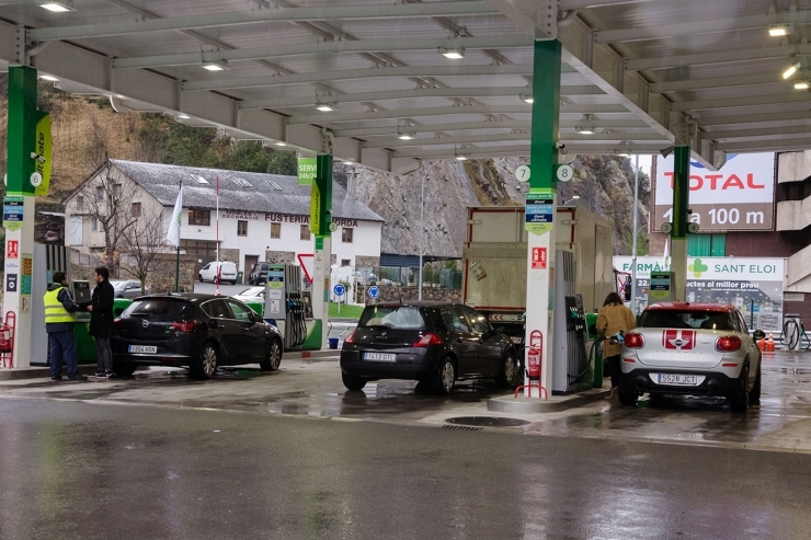 Vehicles en una benzinera.