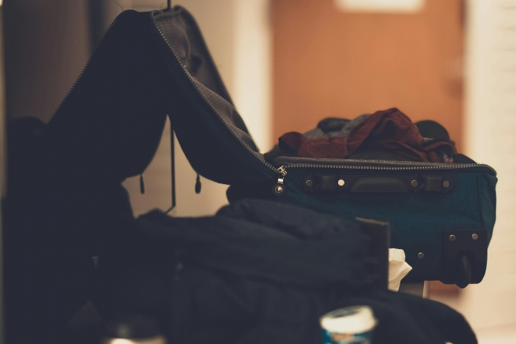 Una maleta de viatge plena de roba.