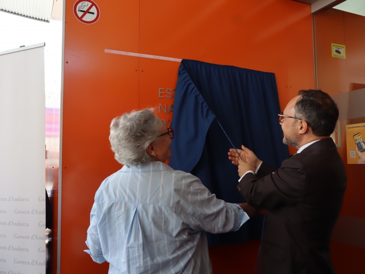 La descoberta de la placa de l'estació nacional amb el nom de Joan Nadal.