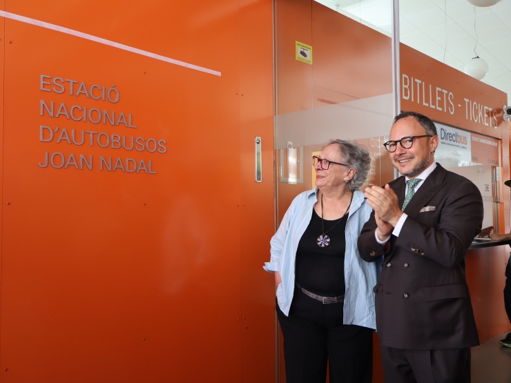 El cap de Govern, Xavier Espot, i la vídua de Joan Nadal després de la descoberta de la placa.