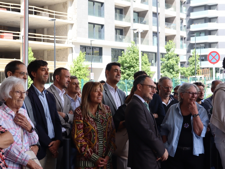 Les autoritats i la família, durant l'acte d'homenatge a Joan Nadal.