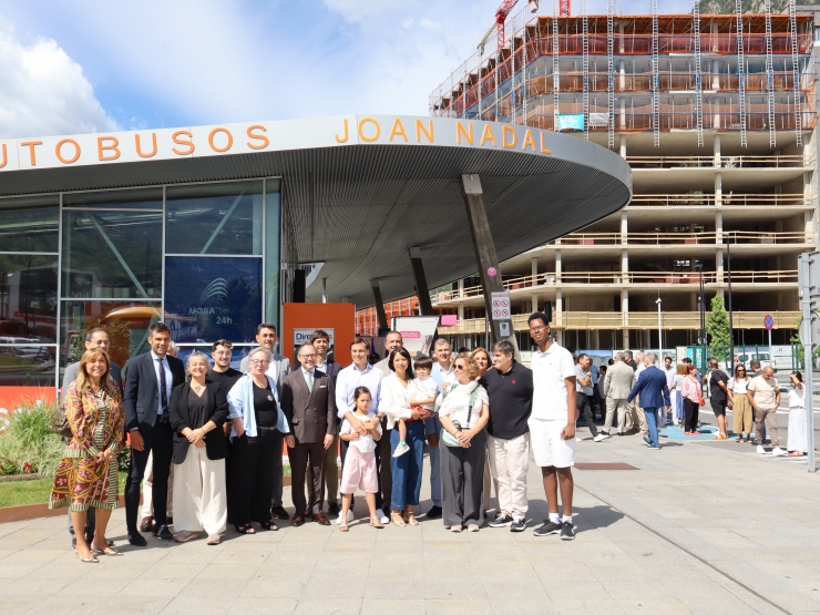 Autoritats i família davant l'estació d'autobusos, que llueix el nom de Joan Nadal.